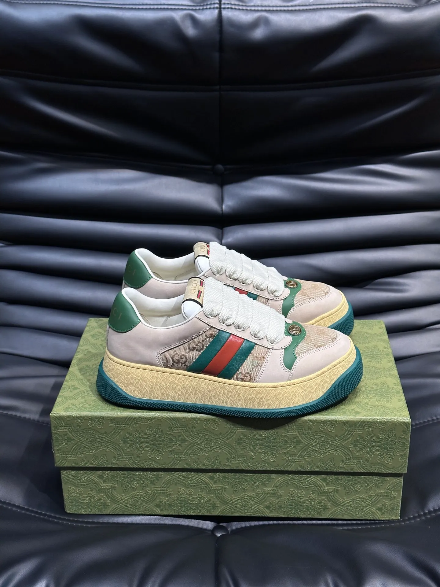 Men's men's shoes 💰p500 "GUCC*" Screener series 👫 Couple style GG thick-soled sneakers, the Screener series is inspired by the classic sneakers of the 1970s, cleverly incorporating the retro Gucci logo, two-color waterproof platform soles, and 5CM thick soles to enhance the aura, conveying the new design concept that a single product should be permanently accompanied by the passage of time, creating a retro distressed effect, decorated with metallic double G oval enamel details! High-quality, versatile classic items, highly recommended. Size female 35-39, male 38-44